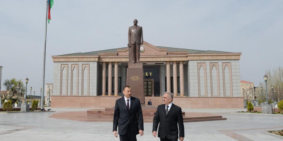 Ilham Aliyev visited the monument to national leader Heydar Aliyev in Nakhchivan city