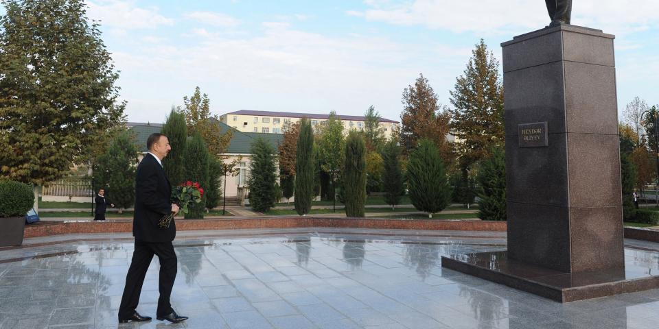 Ilham Aliyev visited the statue of nationwide leader Heydar Aliyev in Beylagan