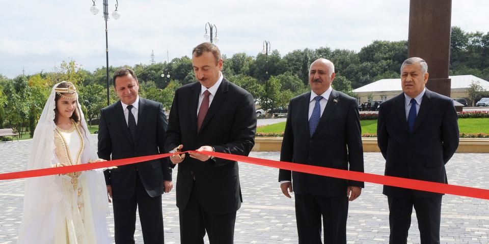 İlham Əliyev Qubada Heydər Əliyev Mərkəzinin açılışında iştirak etmişdir