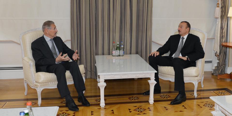 Ilham Aliyev received the former President of Romania, Emil Constantinescu