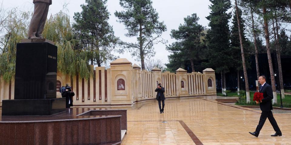 Ilham Aliyev visited a statue of great leader Heydar Aliyev in Agdash