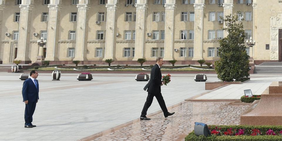 Ilham Aliyev visited statue of national leader Heydar Aliyev in Ganja