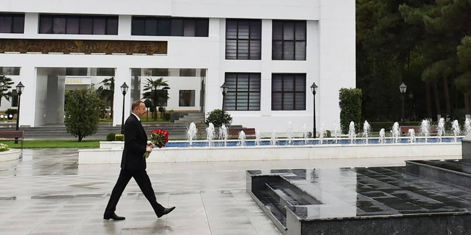 Ilham Aliyev visited statue of national leader Heydar Aliyev in Sabirabad