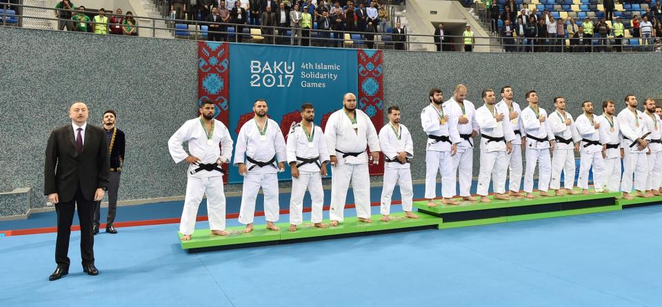 İlham Əliyev Cüdo üzrə komanda yarışlarının qaliblərinə medalları təqdim edib