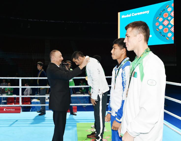 İlham Əliyev İslamiadada boks yarışlarının final görüşünə baxıb