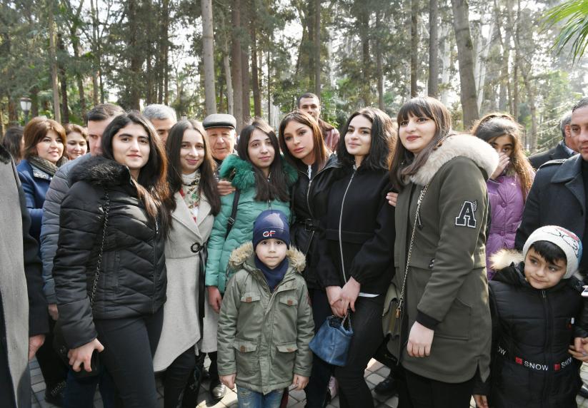 First Vice-President Mehriban Aliyeva met with Ganja residents in Khan Baghi culture and recreation park