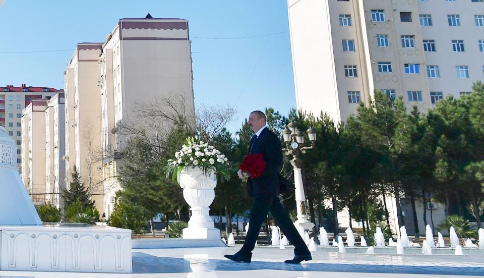 Ilham Aliyev visited statue of national leader Heydar Aliyev in Sumgayit