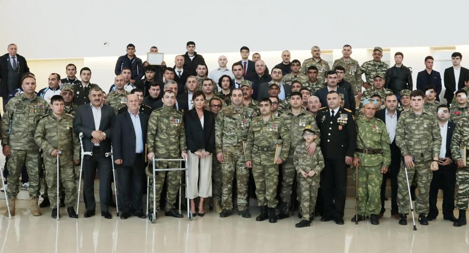 First Vice-President Mehriban Aliyeva meets with servicemen supplied with high-tech prostheses by the Heydar Aliyev Foundation