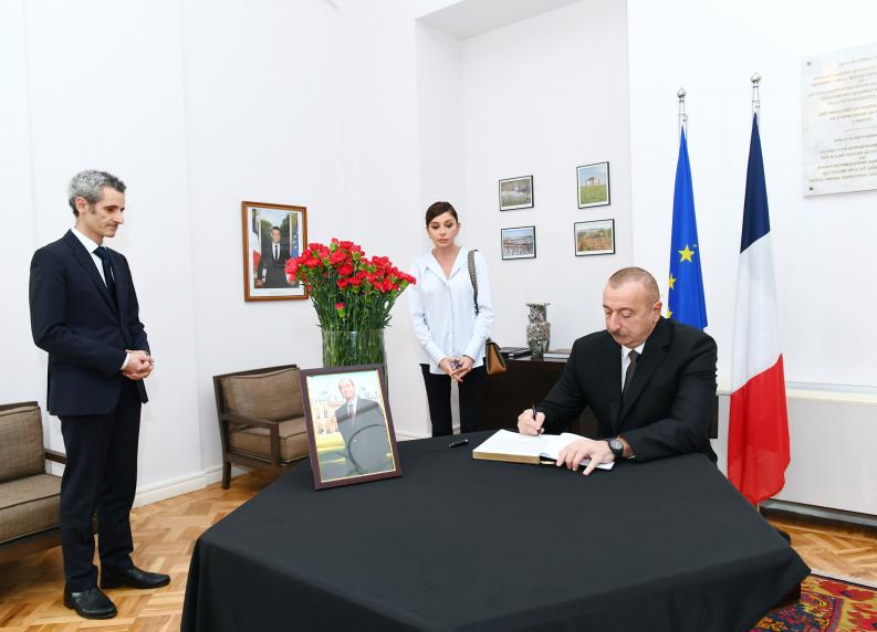 İlham Əliyev Fransanın ölkəmizdəki səfirliyində olub, sabiq Prezident Jak Şirakın vəfatı ilə əlaqədar başsağlığı verib