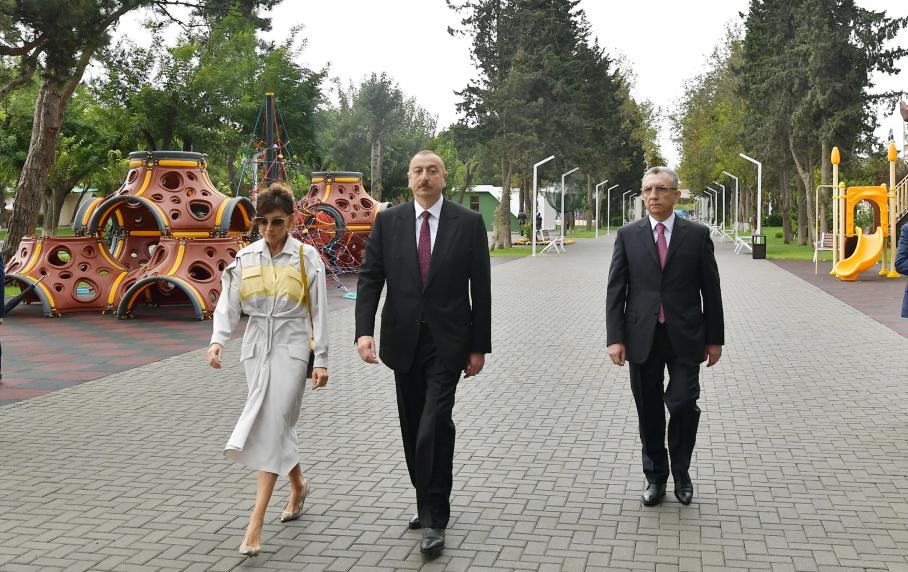 İlham Əliyev Bakının Atatürk prospektində yerləşən parkda əsaslı yenidənqurmadan sonra yaradılan şəraitlə tanış olub