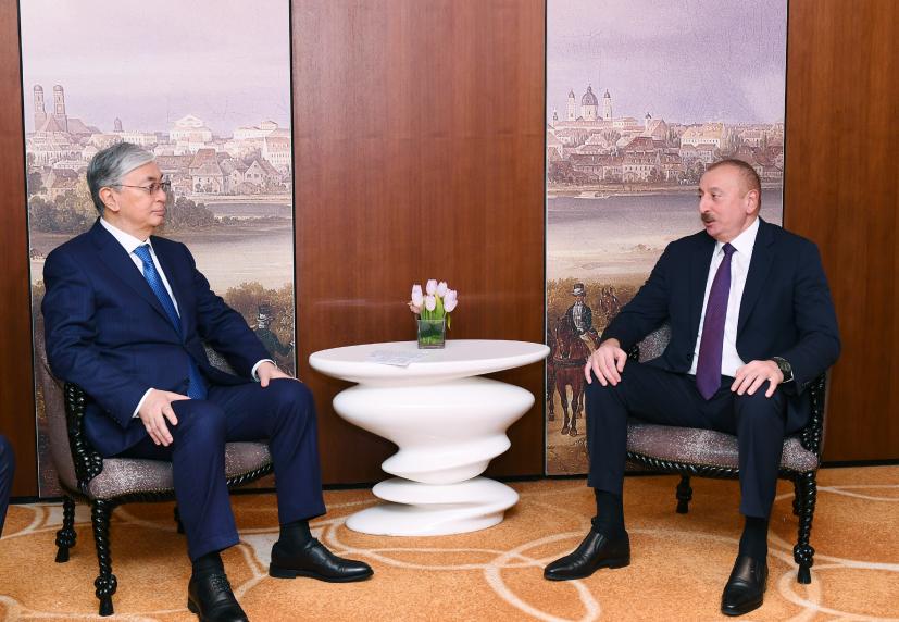 İlham Əliyevin Münxendə Qazaxıstan Prezidenti Kasım-Jomart Tokayev ilə görüşüb
