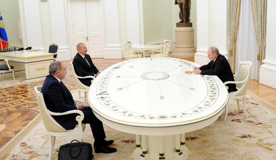 В Москве проходит трехсторонняя встреча между Президентом России Владимиром Путиным, Президентом Азербайджана Ильхамом Алиевым и премьер-министром Армении Николом Пашиняном