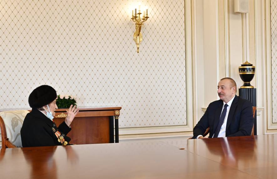 Ilham Aliyev presented “Istiglal” Order to Chairperson of Organization of War, Labor, and Armed Forces Veterans Fatma Sattarova