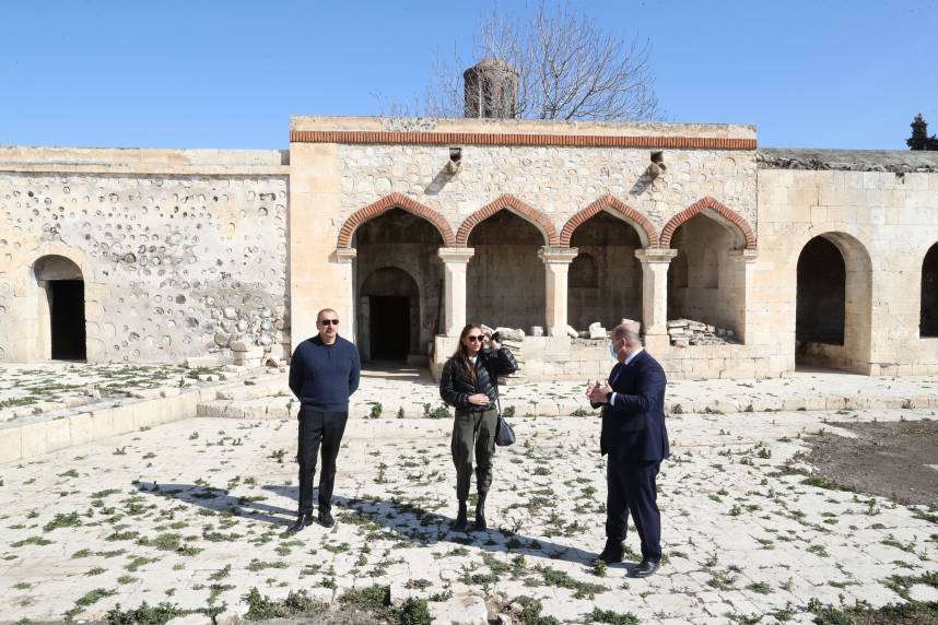 İlham Əliyev və birinci xanım Mehriban Əliyeva Ağdamda Qarabağ xanlarının türbələri və yaşayış evi - İmarət kompleksində olublar