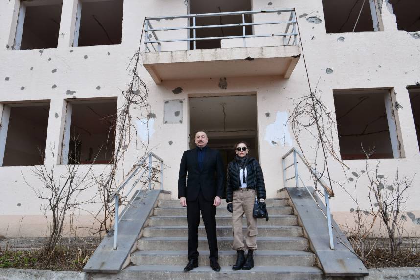 Ильхам Алиев и первая леди Мехрибан Алиева в рамках поездки в Суговушан побывали в здании поселковой полной средней школы на 144 ученических места