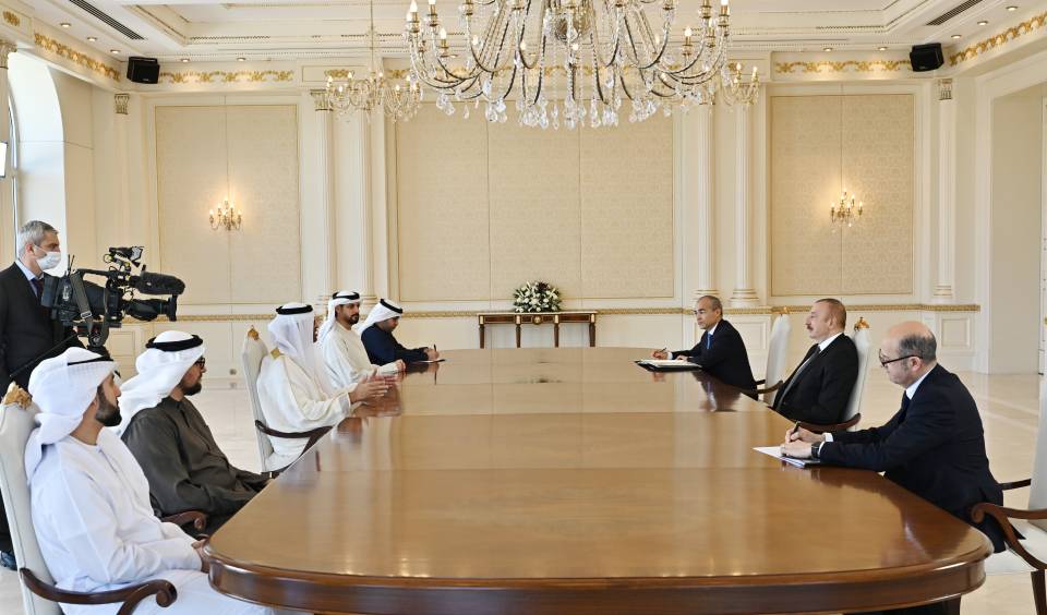 Ильхам Алиев принял министра промышленности и передовых технологий Объединенных Арабских Эмиратов