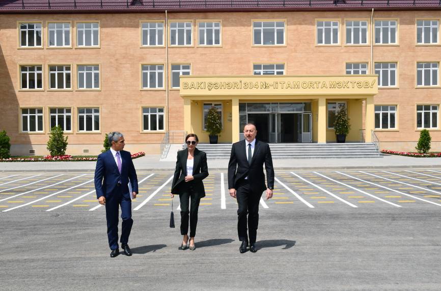 Ильхам Алиев и первая леди Мехрибан Алиева приняли участие в открытии полной средней школы номер 304 в бакинском поселке Кюрдаханы