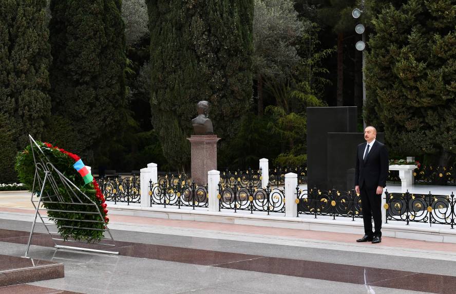 Ilham Aliyev and First Lady Mehriban Aliyeva visited tomb of national leader Heydar Aliyev in Alley of Honors