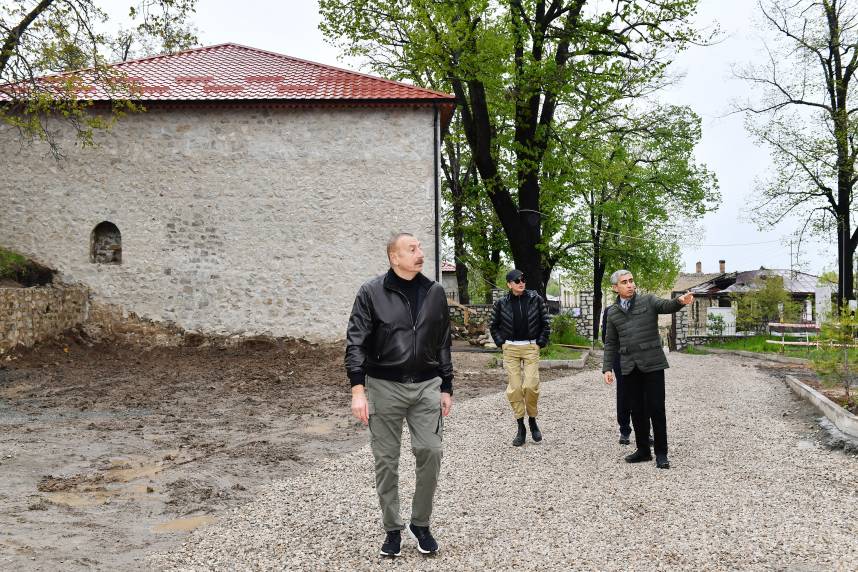Ильхам Алиев и первая леди Мехрибан Алиева ознакомились с нынешним этапом восстановительных работ, проводимых в комплексе имения Мехмандаровых в Шуше