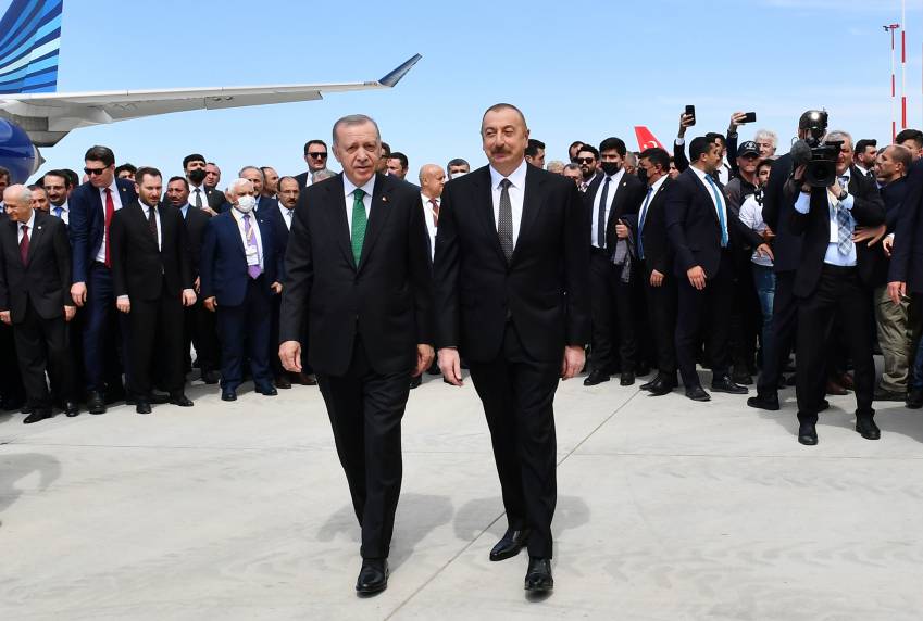 Президент Азербайджана Ильхам Алиев прибыл с рабочим визитом в Турцию. Президенты Азербайджана и Турции приняли участие в церемонии открытия аэропорта Ризе-Артвин