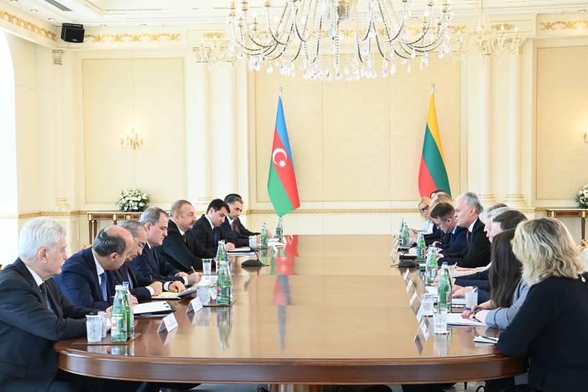 Состоялась встреча Ильхама Алиева и Президента Литовской Республики Гитанаса Науседы в расширенном составе