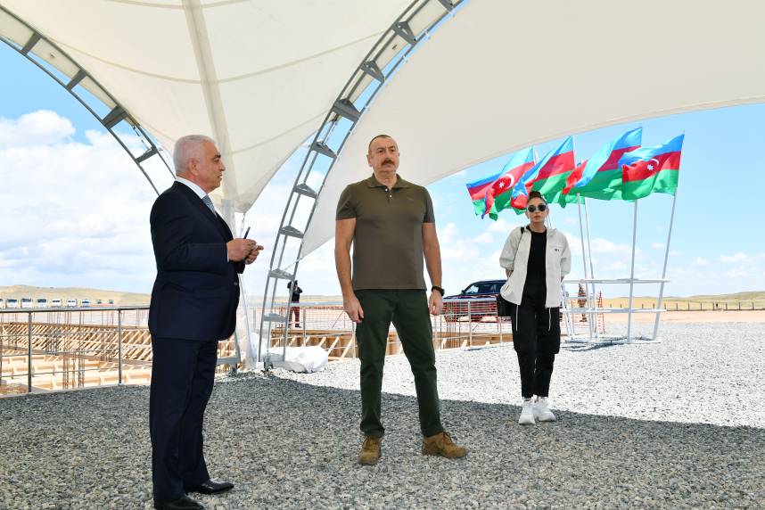 Ильхам Алиев и Первая леди Мехрибан Алиева приняли участие в церемонии закладки фундамента энергетического узла “Джебраил”