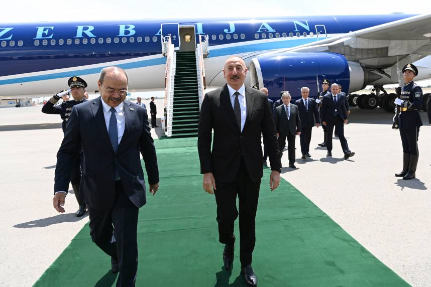 Ильхам Алиев прибыл с государственным визитом в Узбекистан