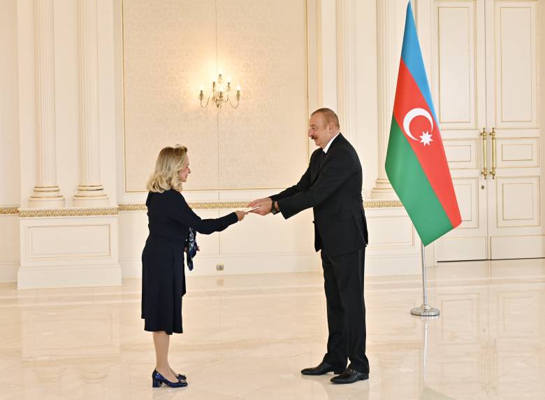 Ильхам Алиев принял верительные грамоты новоназначенного посла Панамы в Азербайджане