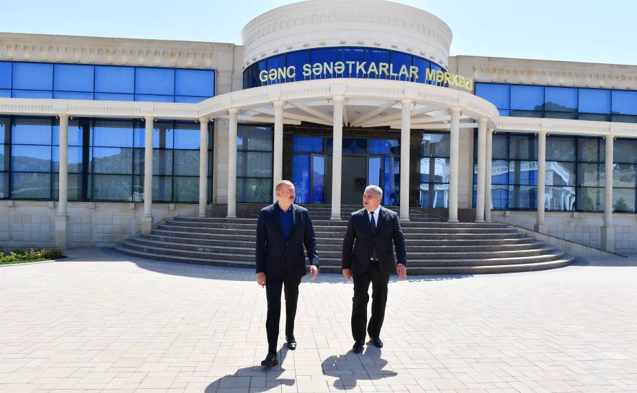 Ильхам Алиев принял участие в открытии Центра юных умельцев и Музея государственных символов в Агсу