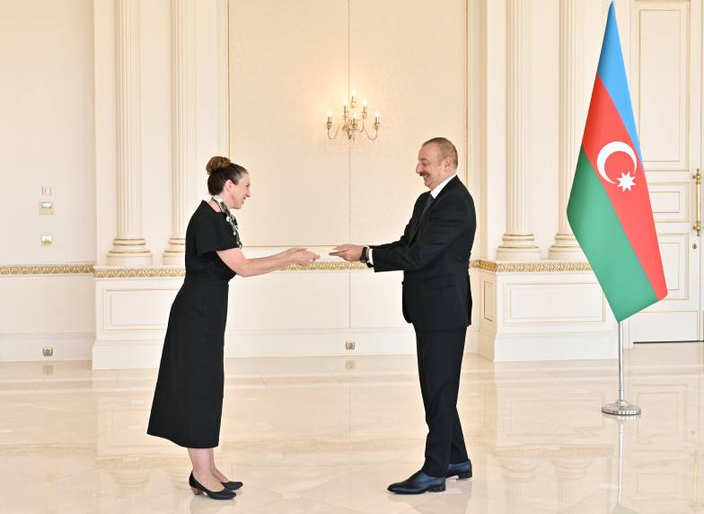 Ильхам Алиев принял верительные грамоты новоназначенного посла Новой Зеландии в Азербайджане