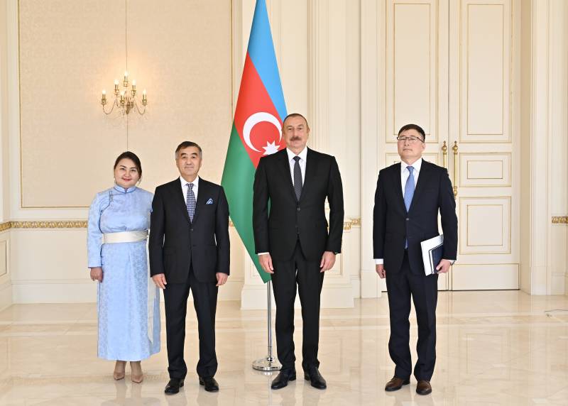 Ильхам Алиев принял верительные грамоты новоназначенного посла Монголии в Азербайджане