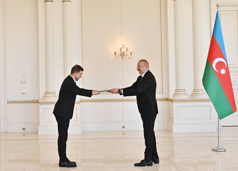Ильхам Алиев принял верительные грамоты новоназначенного посла Боснии и Герцеговины в Азербайджане