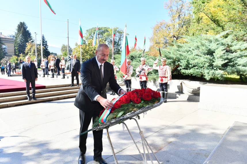 Ильхам Алиев посетил в Болгарии могилу Неизвестного солдата