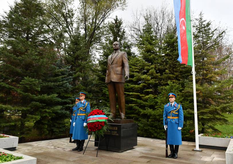 Ilham Aliyev visited monuments to national leader Heydar Aliyev and Milorad Pavic in Tasmajdan park, Belgrade
