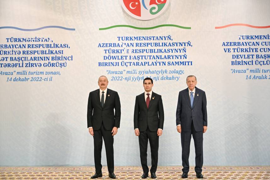 Состоялась встреча президентов Азербайджана, Турции и Туркменистана в узком составе