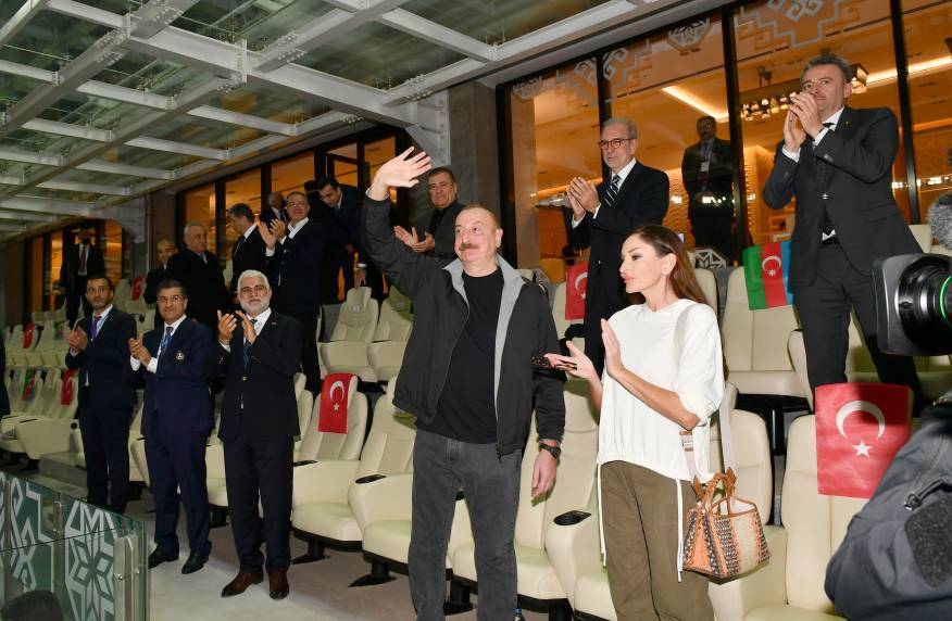 Ильхам Алиев и первая леди Мехрибан Алиева наблюдали за благотворительным матчем между командами «Карабах» и «Галатасарай»