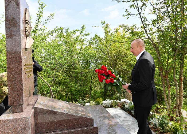 Ilham Aliyev visited Mir Mohsun Navvab Garabaghi`s tomb in Jidir Duzu plain