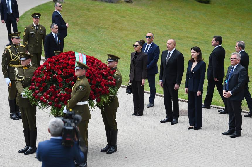 Ilham Aliyev visited monument to the fallen in struggle for Lithuania's independence