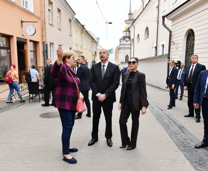 Ilham Aliyev and First Lady Mehriban Aliyeva toured Vilnius Old Town