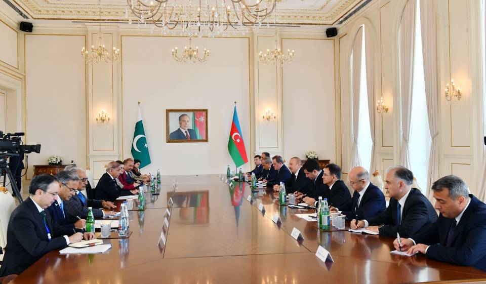 Состоялась встреча Президента Ильхама Алиева и премьер-министра Мухаммада Шахбаза Шарифа в расширенном составе