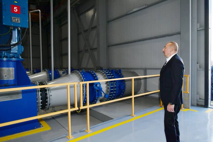 İlham Əliyev “Şimal” Elektrik Stansiyasının yeni estakadasının və su nasos stansiyalarının açılışında iştirak edib
