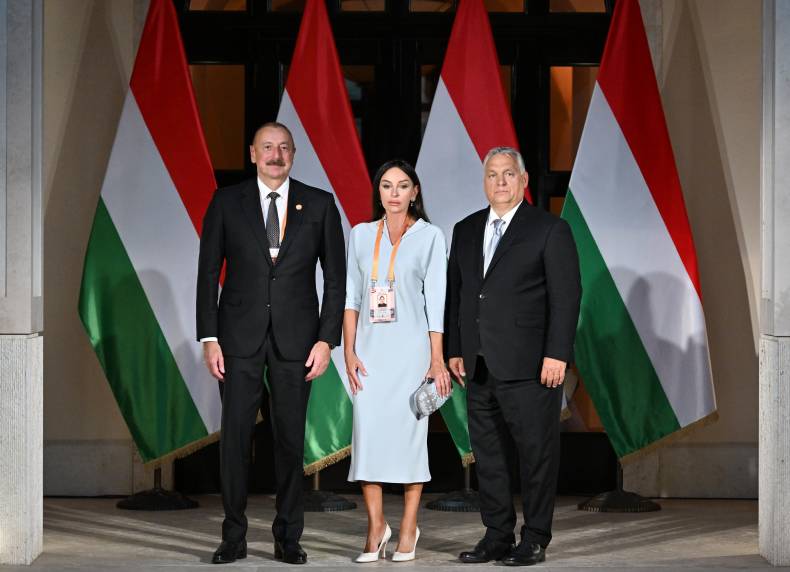Ильхам Алиев и первая леди Мехрибан Алиева в Будапеште приняли участие в приеме по случаю Национального праздника Венгрии