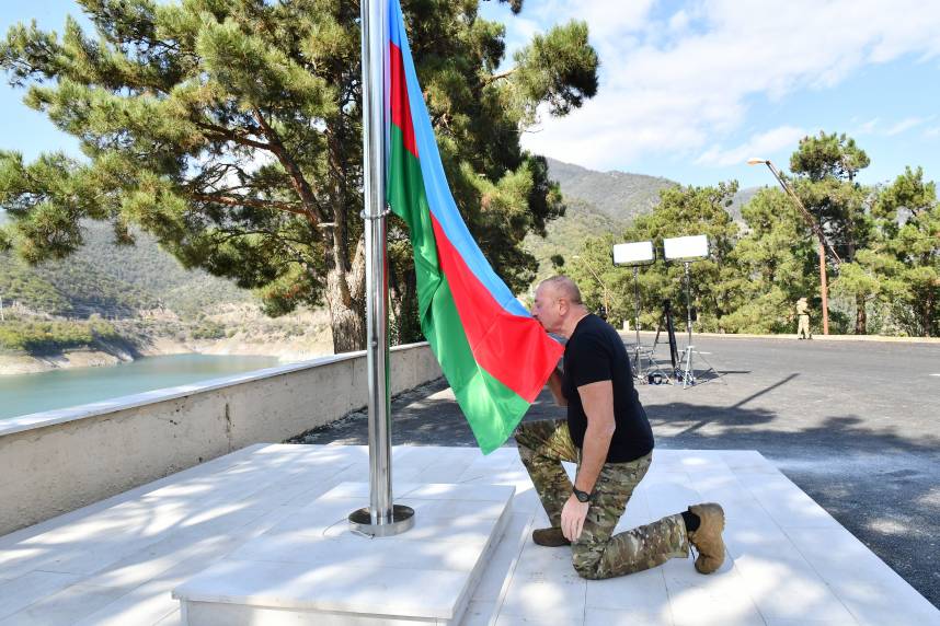 Ильхам Алиев поднял Государственный флаг Азербайджана на территории Сарсангского водохранилища