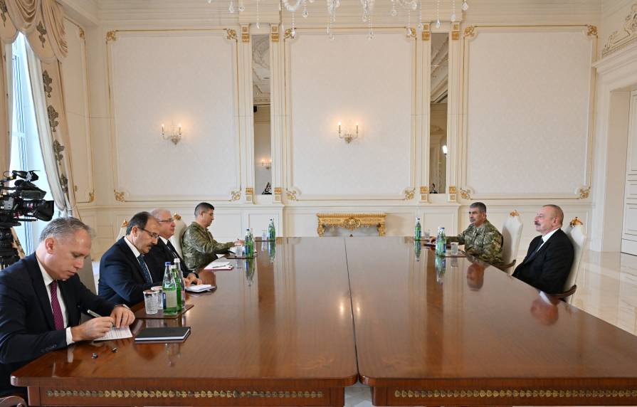 Ильхам Алиев принял министра национальной обороны Турции
