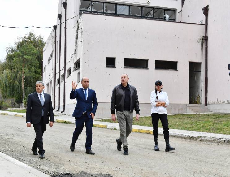 Ильхам Алиев и первая леди Мехрибан Алиева посмотрели здание профессионального училища и колледжа в Шуше