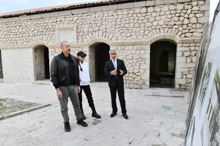 Ильхам Алиев и первая леди Мехрибан Алиева ознакомились с реставрационными работами, проводимыми Фондом Гейдара Алиева в мечети Мамайы в Шуше