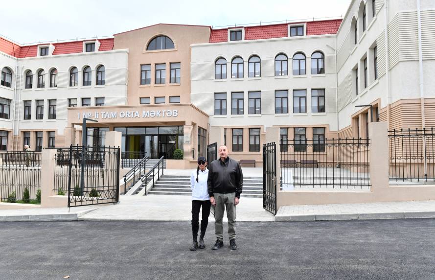 Ильхам Алиев и первая леди Мехрибан Алиева приняли участие в открытии Шушинской городской полной средней школы номер 1