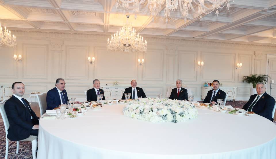От имени Президента Ильхама Алиева дан официальный обед в честь глав государств и правительств, участвующих в Саммите СПЕКА