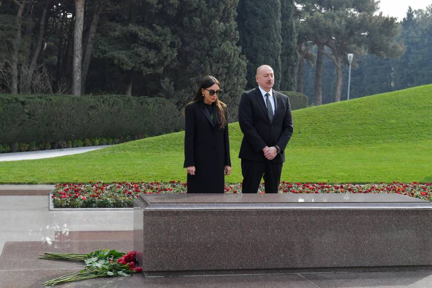 Ильхам Алиев посетил могилу общенационального лидера Гейдара Алиева
