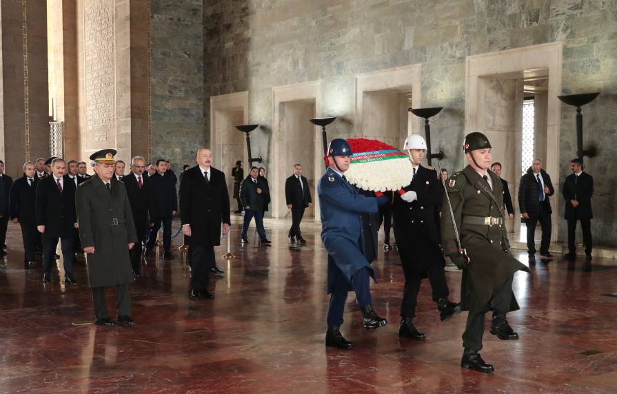 Ильхам Алиев посетил в Анкаре мавзолей Аныткабир